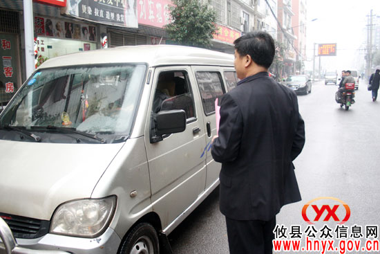 陈运发一行冒雨上街参与“三创四化”规劝活动