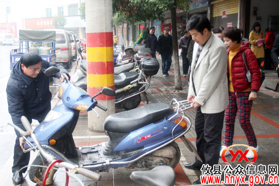 邝邹飞身先士卒上街进行“三创四化”规劝