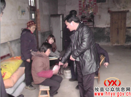 攸县渌田镇派员走访看望遭受火灾的困难户单冬娥