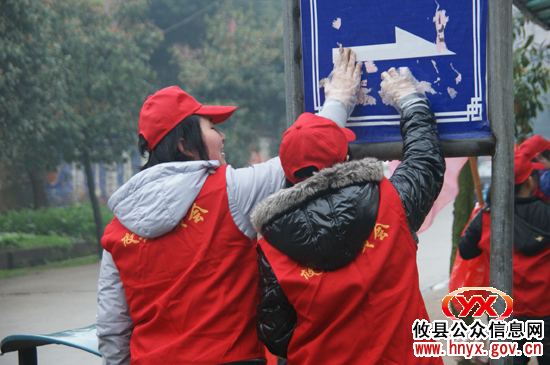学雷锋纪念日，共青团攸县县委组织志愿者上街做好事