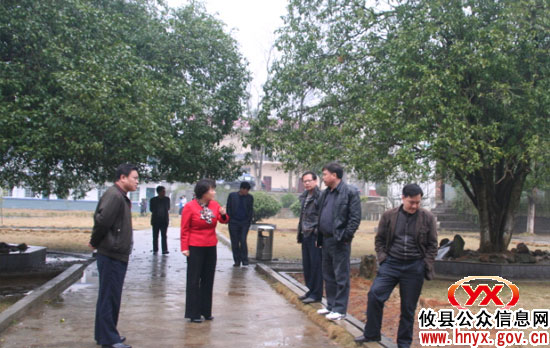 谈湘旭率办点单位进驻柏市镇指导工作