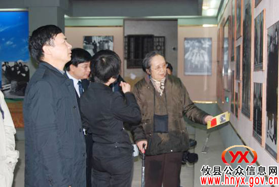 谭泾远偕夫参观先父谭震林生平业绩陈列室