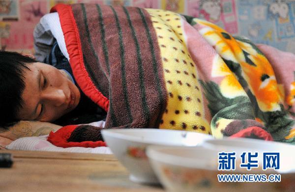 【外埠媒体话攸州】16岁坚强女孩刘祯：“带着父亲去上学”（图）