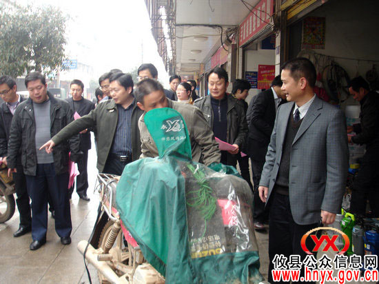 熊炜率队上街参与“三创四化”规劝活动