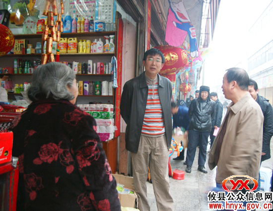 张建勇率队上门规劝 引导市民向乱摆乱放说“不”