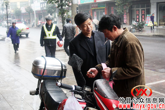 陈运发一行冒雨上街参与“三创四化”规劝活动