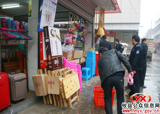 张建勇率队上门规劝 引导市民向乱摆乱放说“不”