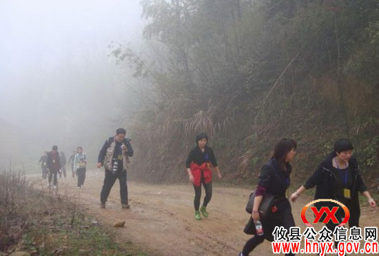 “踏遍攸州、健康之旅”户外活动者昨日登上紫云峰