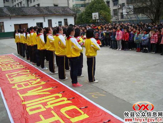 东北街小学举行“告别陋习，倡导文明”千人签名活动
