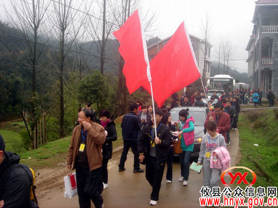 “踏遍攸州、健康之旅”户外活动者昨日登上紫云峰