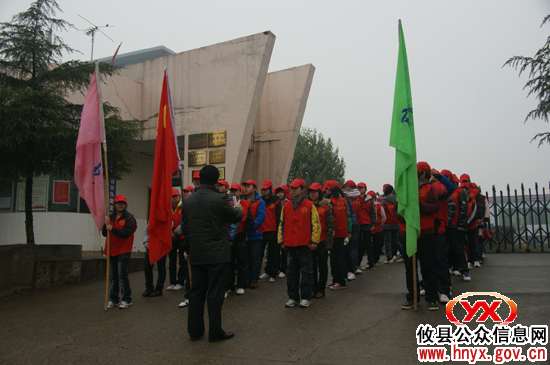 学雷锋纪念日，共青团攸县县委组织志愿者上街做好事