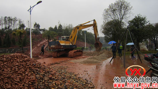 攸县市政园林处组织机械冒雨施工保攸州公园工程进度