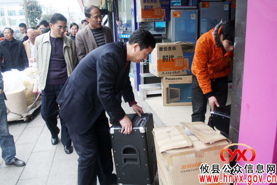 陈可勇一行上街参与“三创四化”规劝活动