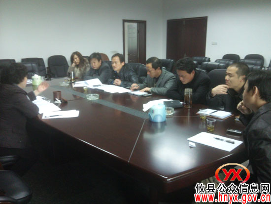 汤小红向县委统战部工作人员传达省市统战会议精神