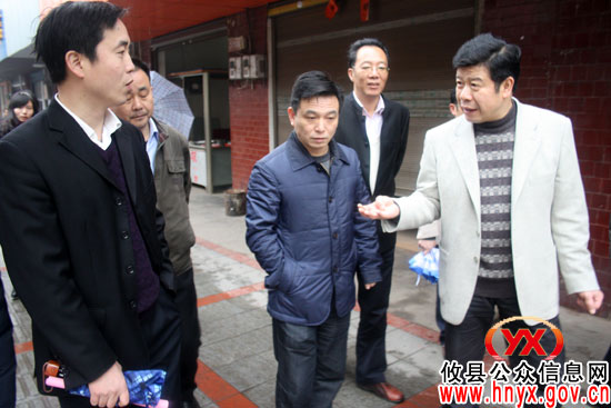 邝邹飞身先士卒上街进行“三创四化”规劝