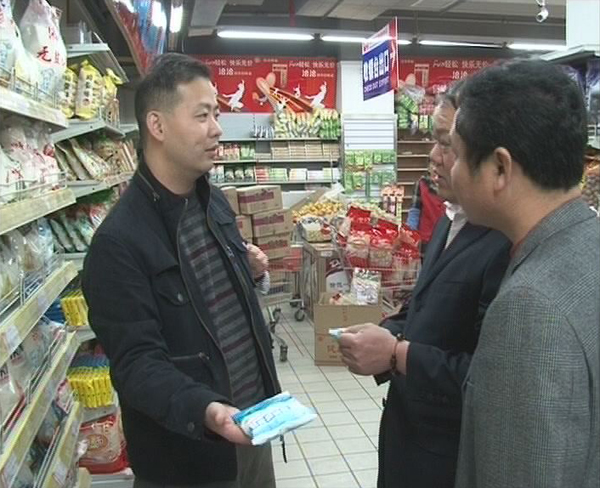 万晖视察食盐市场供应