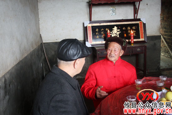罗桂文一行为百岁老翁汤建仔祝寿