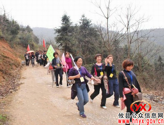 “踏遍攸州、健康之旅”户外活动者昨日登上紫云峰