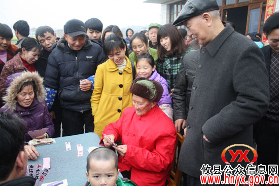 罗桂文一行为百岁老翁汤建仔祝寿