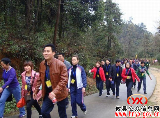 “踏遍攸州、健康之旅”户外活动者昨日登上紫云峰