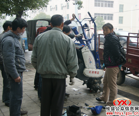 春早人勤：攸县农民踊跃购置农机备春耕