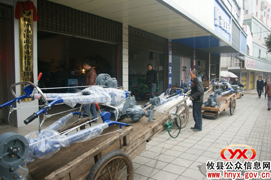 春早人勤：攸县农民踊跃购置农机备春耕