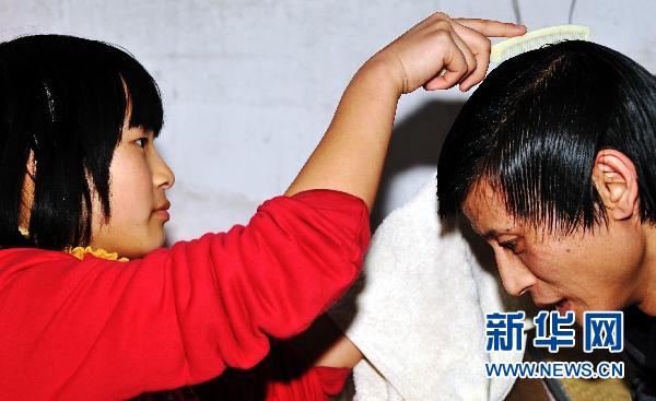 【外埠媒体话攸州】16岁坚强女孩刘祯：“带着父亲去上学”（图）