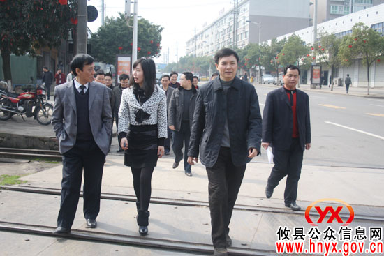 颜建斌一行上街参与“三创四化”规劝活动