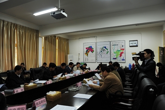 人大主任姜玉泉职教城现场办公解难/图