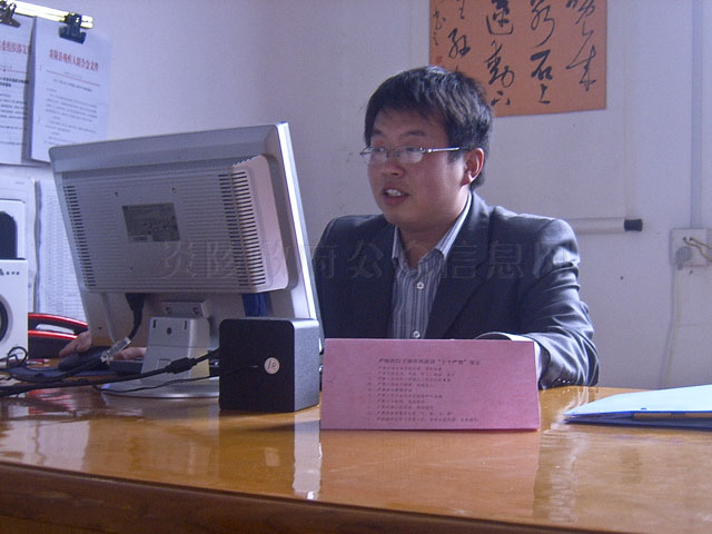 石洲乡干部办公桌上新增了作风建设工作牌