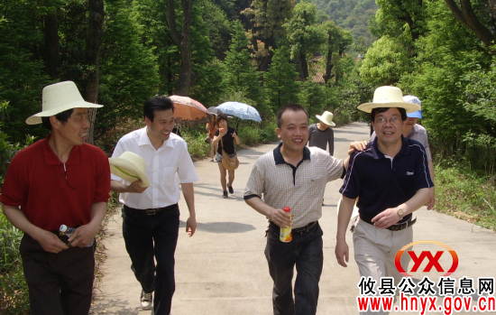 迎“五一”：攸县经济和信息化局举行登山活动