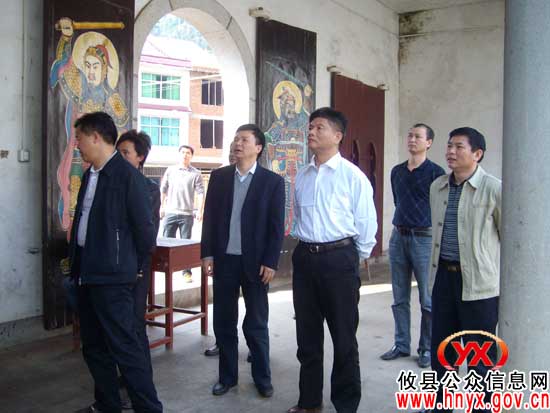 市人大常委会主任姜玉泉一行到莲塘坳镇视察