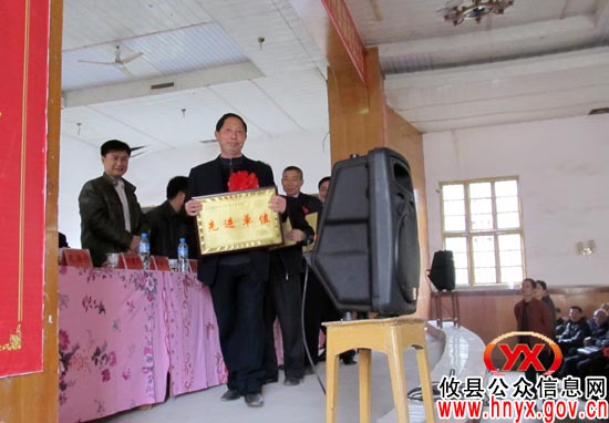 杨峥嵘到石羊塘镇指导并村及“两委”换届工作