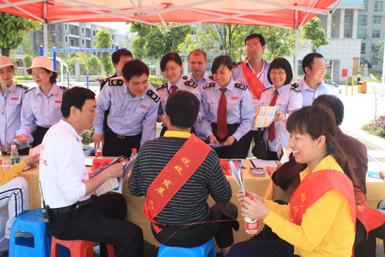 【外埠媒体话攸州】攸县300余人步行百公里 送税法知识进村