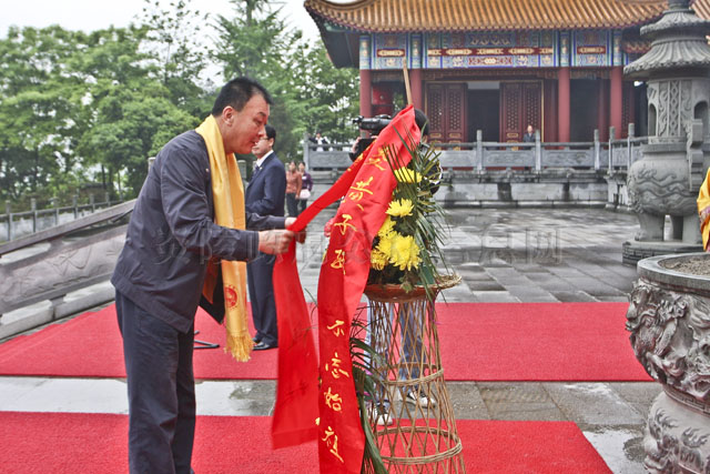 国家财政部人事教育司副司长张猛一行来我县考察旅游工作