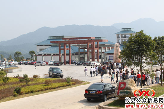 “五一”假首日攸县酒仙湖景区游客“井喷”