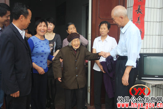 罗桂文一行前往湖南坳乡为百岁老人易丙寿祝寿