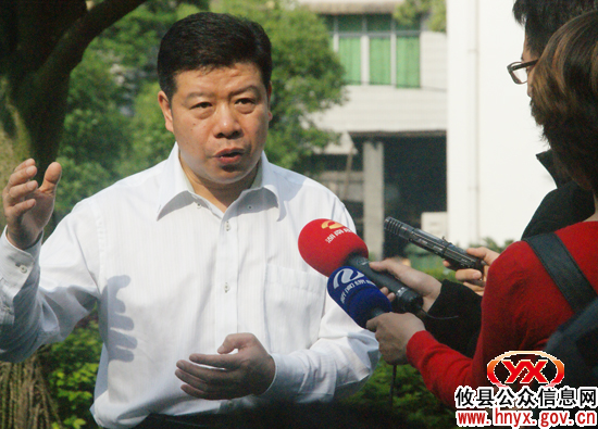 邝邹飞接受中央、省、市有关媒体来攸县记者集中专访