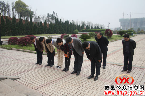 国务院机关事务管理局刘铜锤一行来攸县为谭震林扫墓