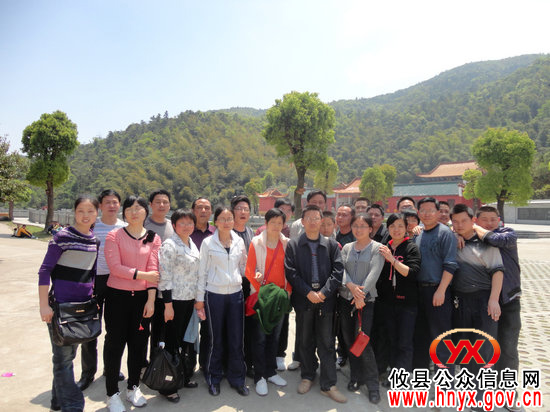 迎“五一”：攸县黄丰桥国有林场组织职工开展登山活动