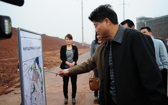 人大主任姜玉泉职教城现场办公解难/图