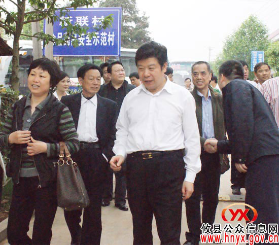 全省“整洁行动”现场会与会人员下乡进村实地参观