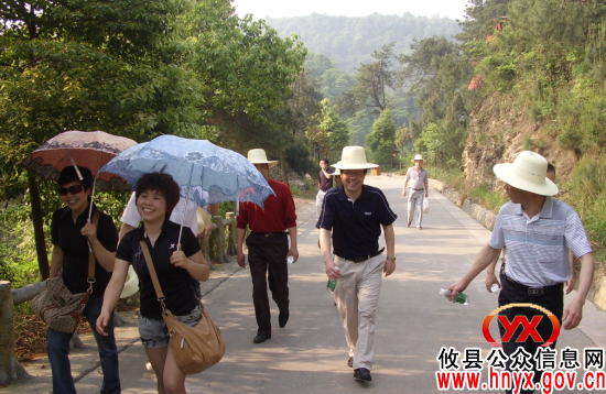 迎“五一”：攸县经济和信息化局举行登山活动