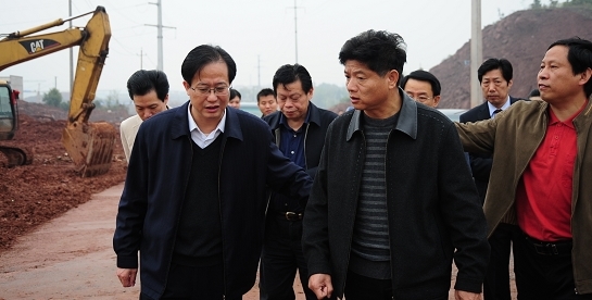 人大主任姜玉泉职教城现场办公解难/图