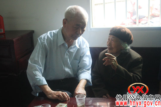 罗桂文一行前往湖南坳乡为百岁老人易丙寿祝寿