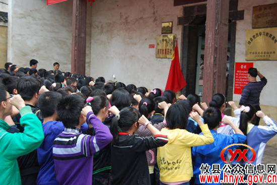 攸县明阳学校学生在博物馆进行入团宣誓仪式