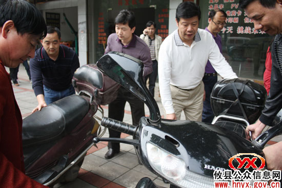 【三创四化】邝邹飞再次带头上街开展规劝活动