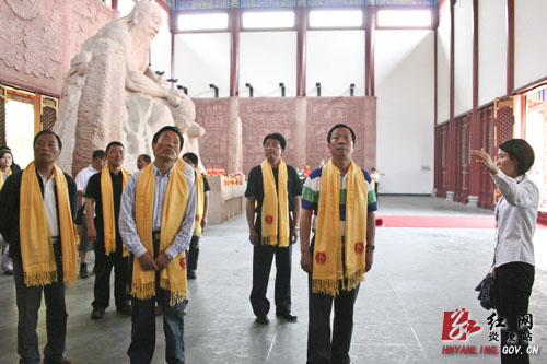 上海虹桥商务区管委会党组书记薛全荣一行来炎祭祀始祖炎帝