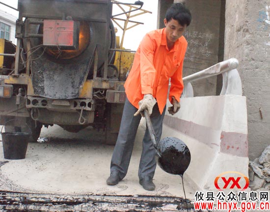 【创先争优】平凡的铺路石——记攸县公路局泥脚巷养护公司经理凌章生