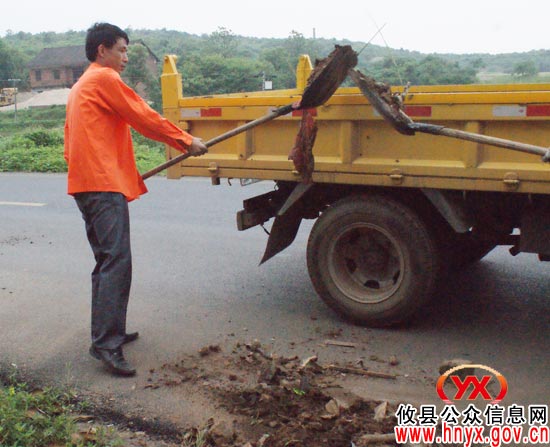【创先争优】平凡的铺路石——记攸县公路局泥脚巷养护公司经理凌章生